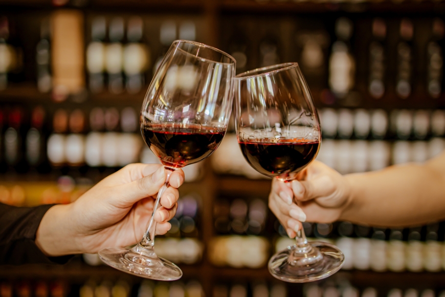 2 red wine glasses 